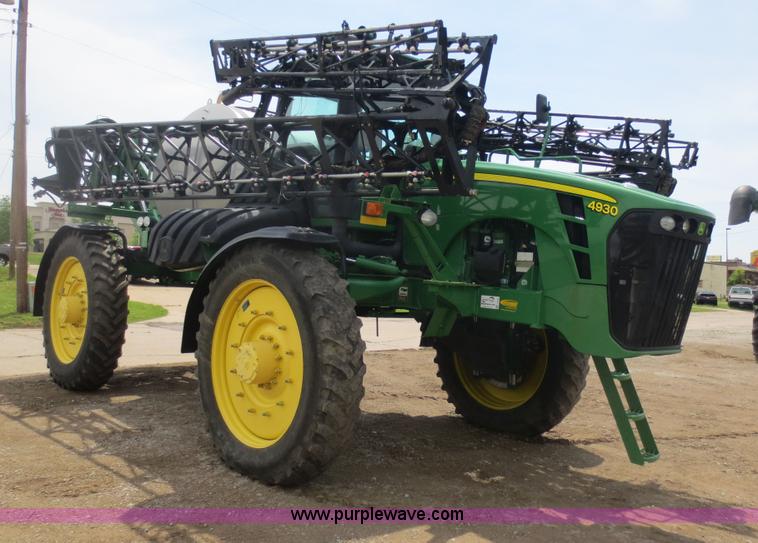 image for item F6643 2010 John Deere 4930 self-propelled sprayer