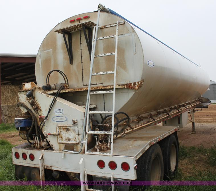 image for item F8610 1997 Ledwell 42' aluminum paddle feed wagon trailer