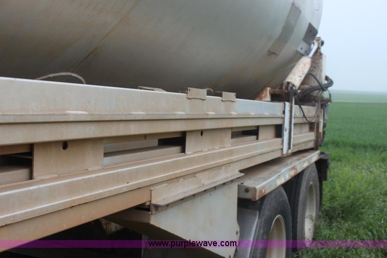 image for item F8610 1997 Ledwell 42' aluminum paddle feed wagon trailer