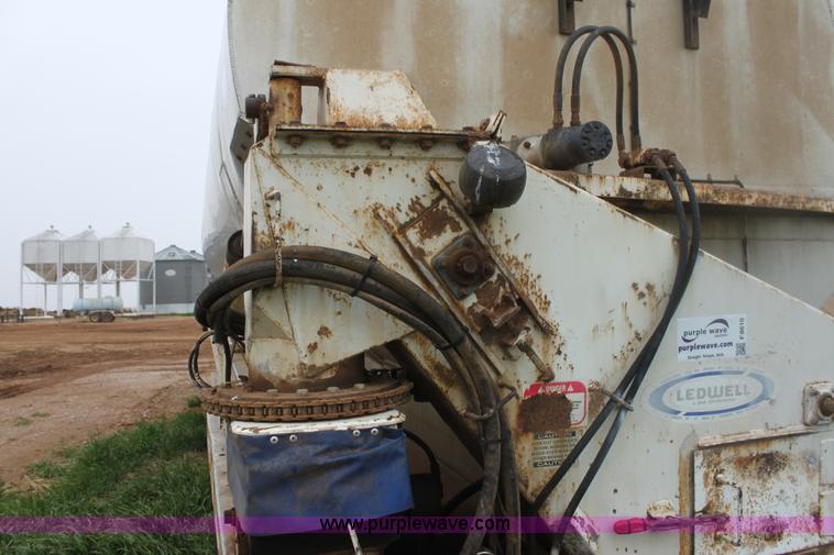 image for item F8610 1997 Ledwell 42' aluminum paddle feed wagon trailer