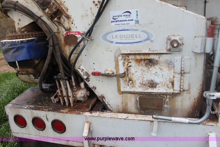 image for item F8610 1997 Ledwell 42' aluminum paddle feed wagon trailer