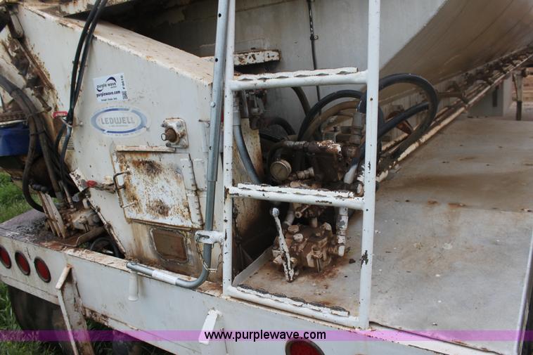 image for item F8610 1997 Ledwell 42' aluminum paddle feed wagon trailer