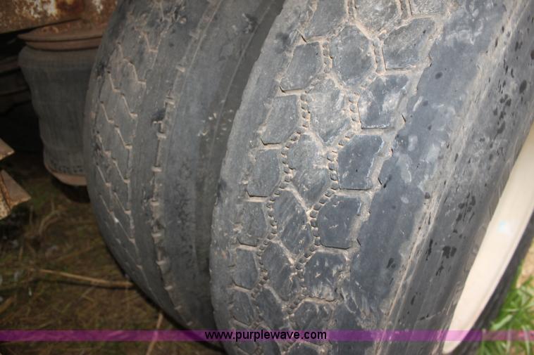 image for item F8610 1997 Ledwell 42' aluminum paddle feed wagon trailer