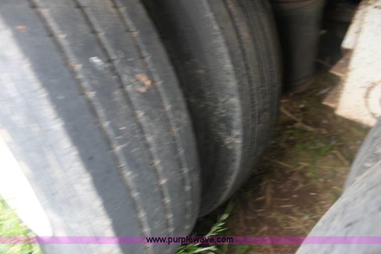 image for item F8610 1997 Ledwell 42' aluminum paddle feed wagon trailer