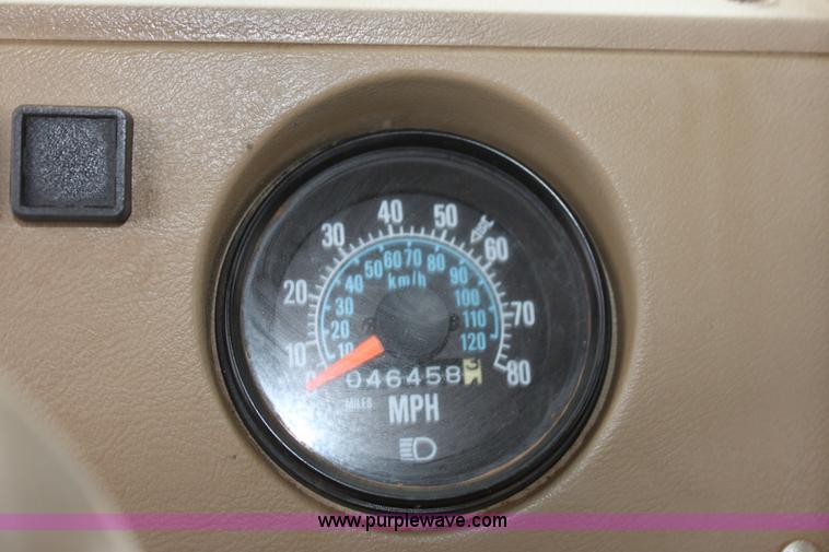 image for item F8613 1984 Mack fuel/service truck