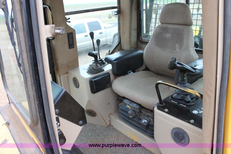 image for item F8615 1999 John Deere 850C dozer