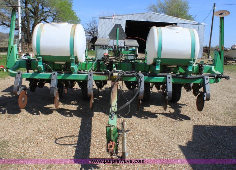 image for item F8620 Deutz Allis 385 six row planter