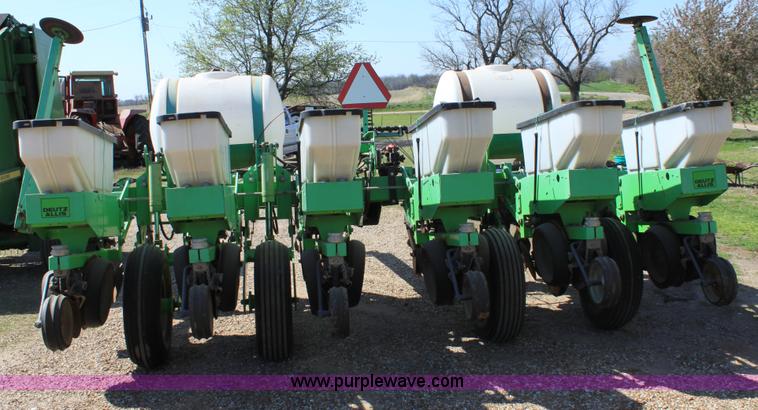 image for item F8620 Deutz Allis 385 six row planter