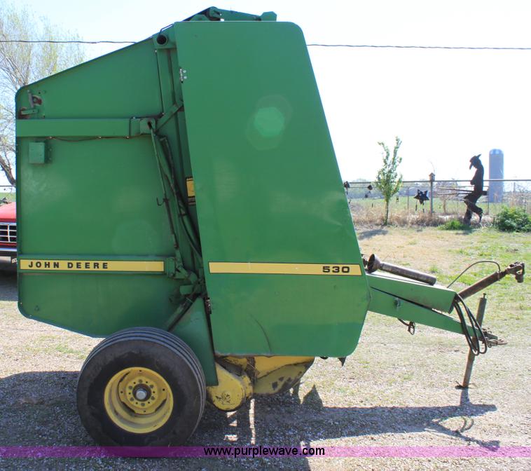image for item F8621 John Deere 530 round baler