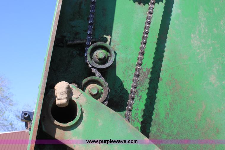 image for item F8621 John Deere 530 round baler