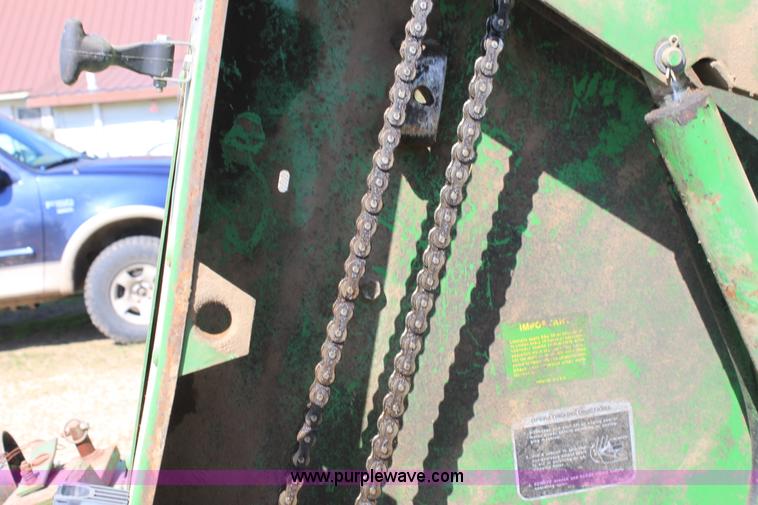 image for item F8621 John Deere 530 round baler