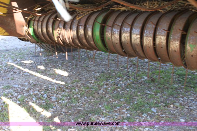 image for item F8621 John Deere 530 round baler