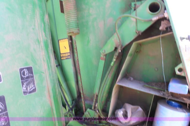 image for item F8621 John Deere 530 round baler