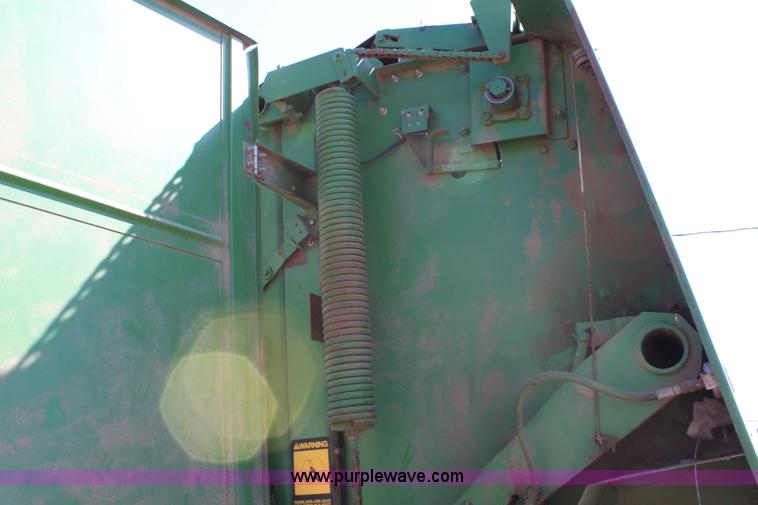 image for item F8621 John Deere 530 round baler