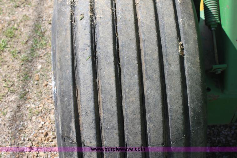 image for item F8621 John Deere 530 round baler