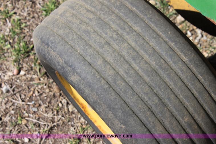 image for item F8621 John Deere 530 round baler