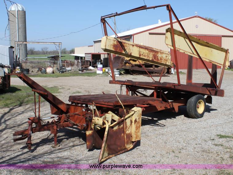 image for item F8623 New Holland 1010 small square bale stack wagon