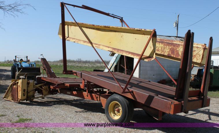 image for item F8623 New Holland 1010 small square bale stack wagon