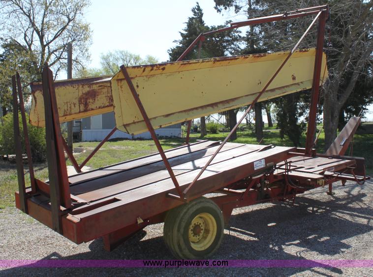 image for item F8623 New Holland 1010 small square bale stack wagon