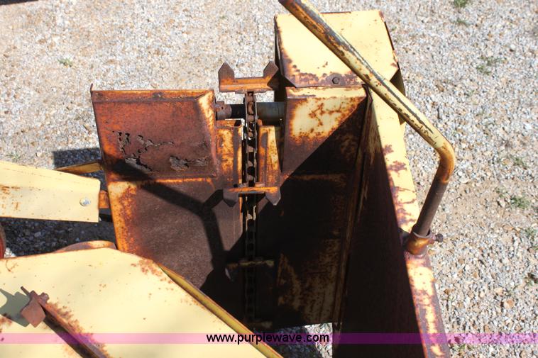 image for item F8623 New Holland 1010 small square bale stack wagon