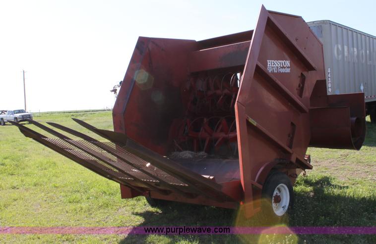 image for item F8628 Hesston SP10 bale feeder