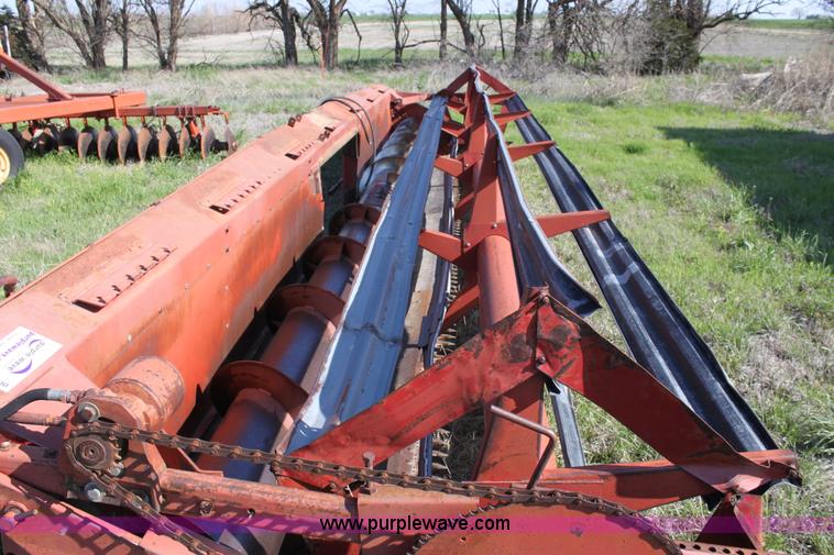 image for item F8630 International 24' combine header