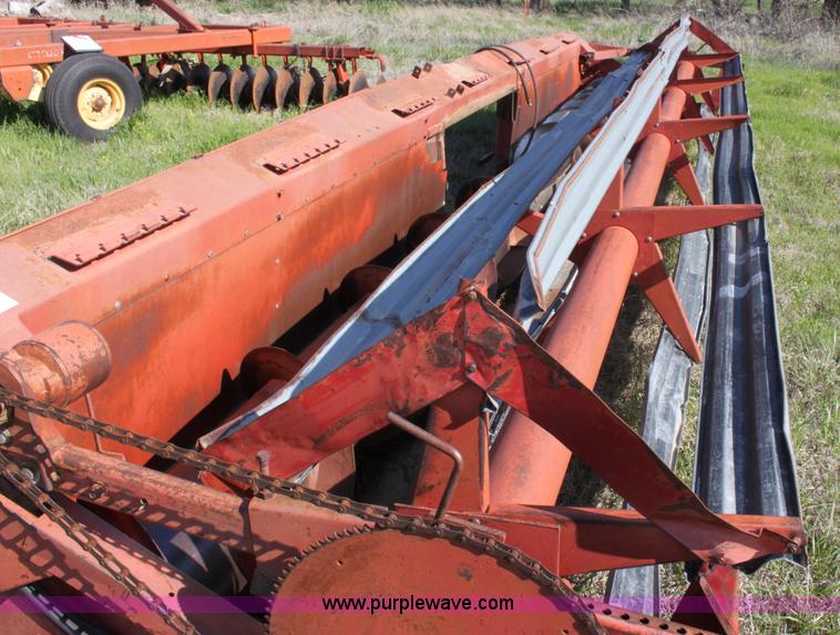 image for item F8630 International 24' combine header