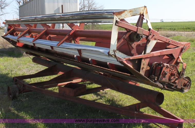 image for item F8631 International 22' combine header