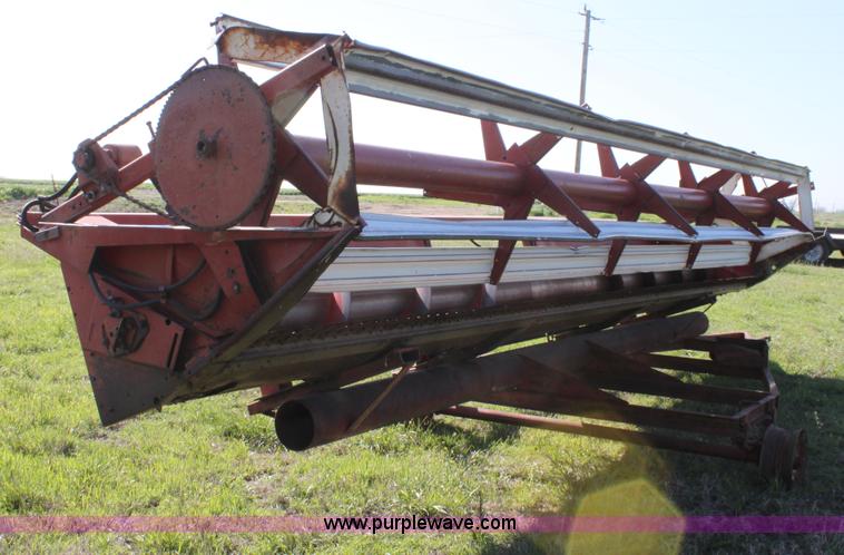 image for item F8631 International 22' combine header