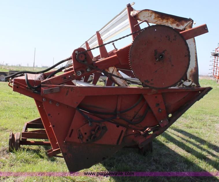 image for item F8631 International 22' combine header