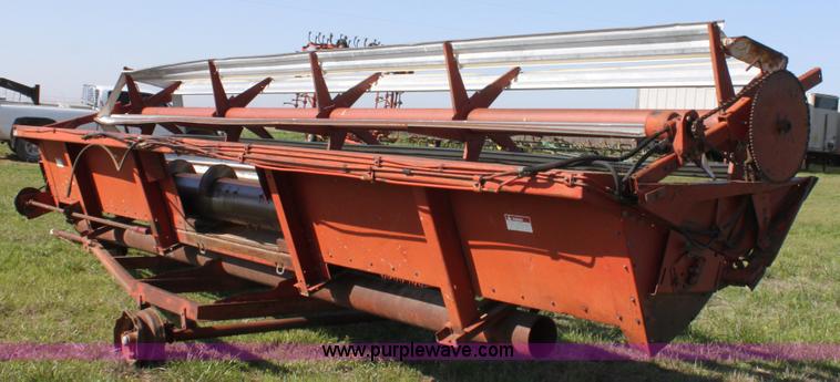 image for item F8631 International 22' combine header