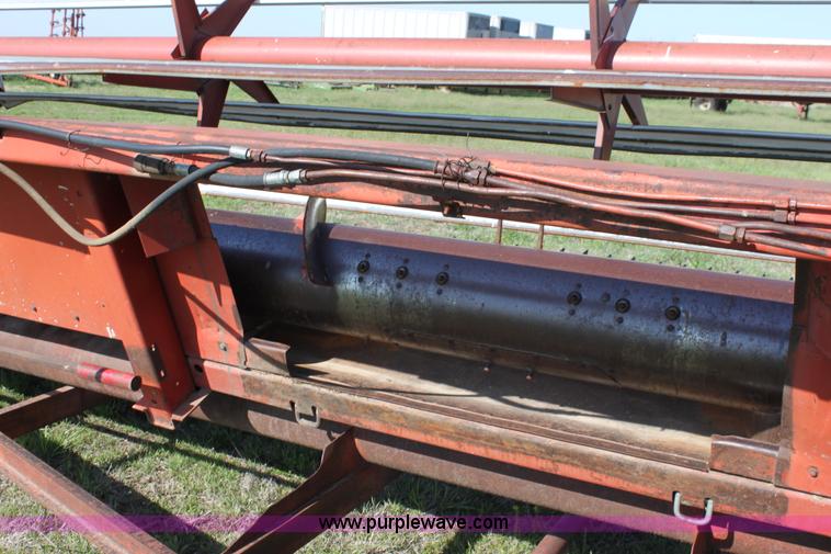 image for item F8631 International 22' combine header