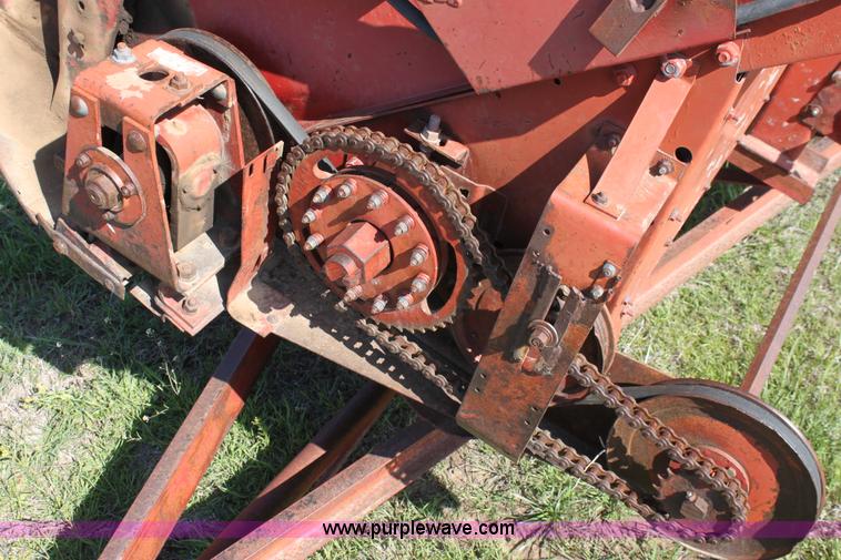 image for item F8631 International 22' combine header