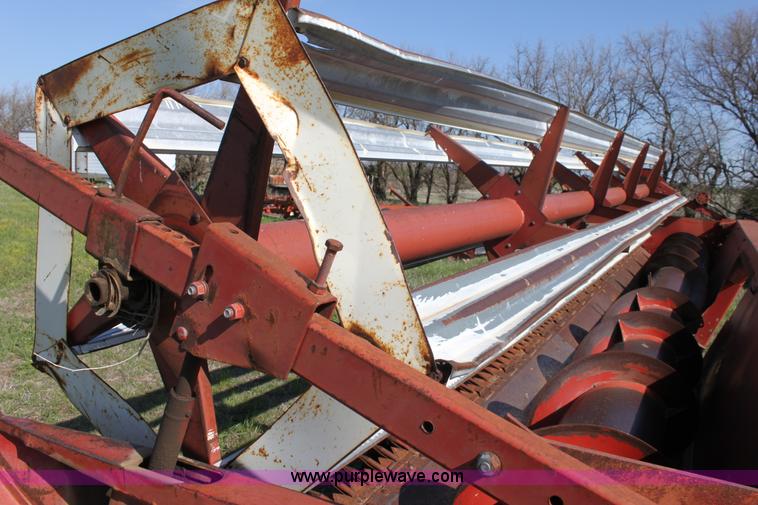 image for item F8631 International 22' combine header