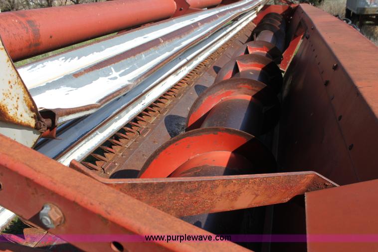 image for item F8631 International 22' combine header