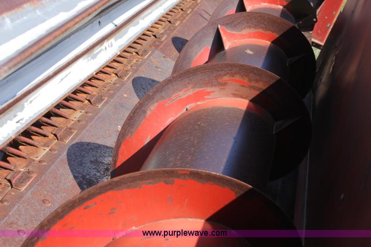 image for item F8631 International 22' combine header