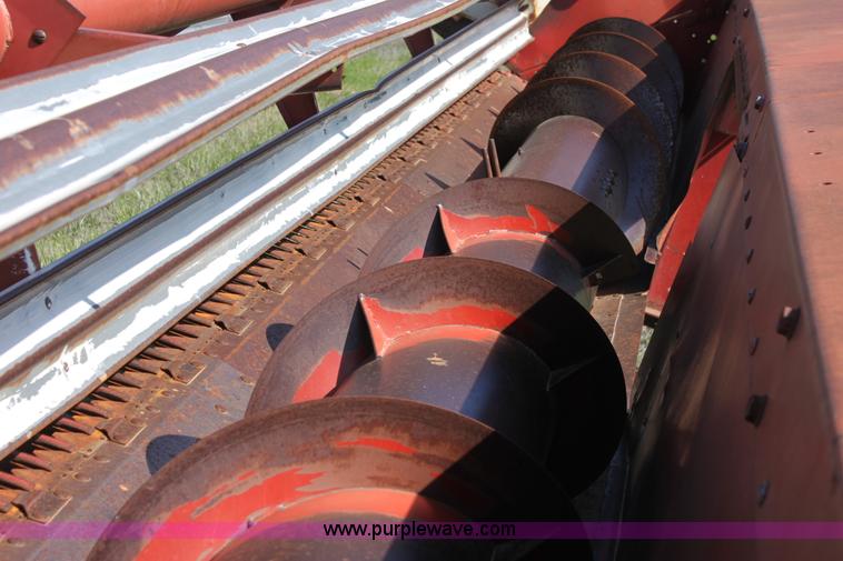 image for item F8631 International 22' combine header