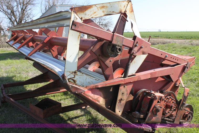 image for item F8631 International 22' combine header