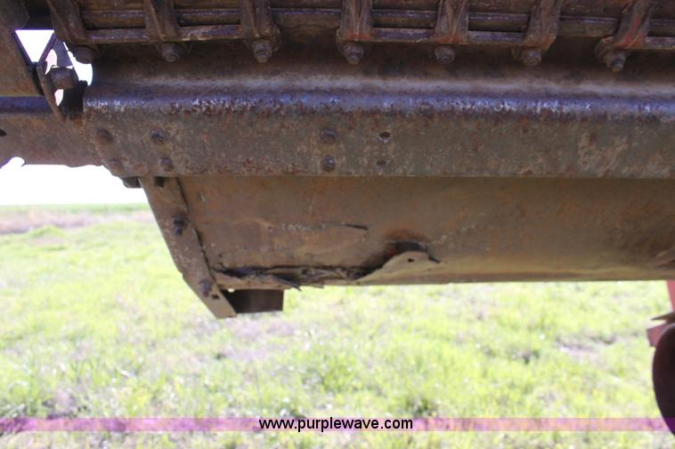 image for item F8631 International 22' combine header