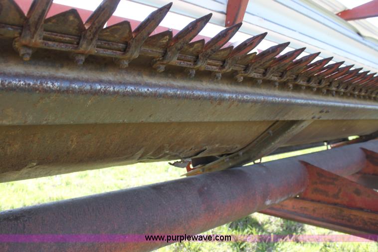 image for item F8631 International 22' combine header