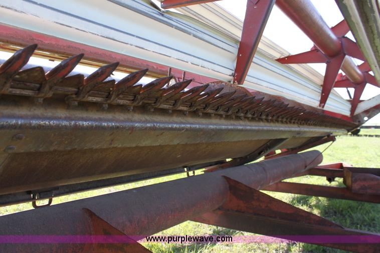 image for item F8631 International 22' combine header