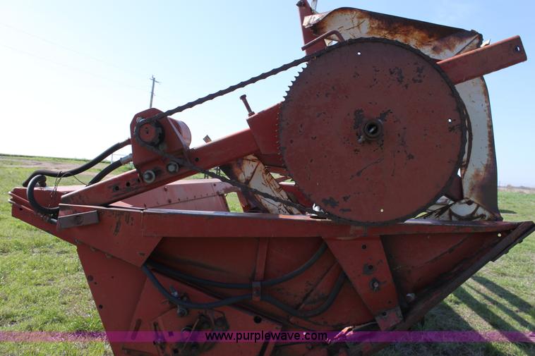 image for item F8631 International 22' combine header
