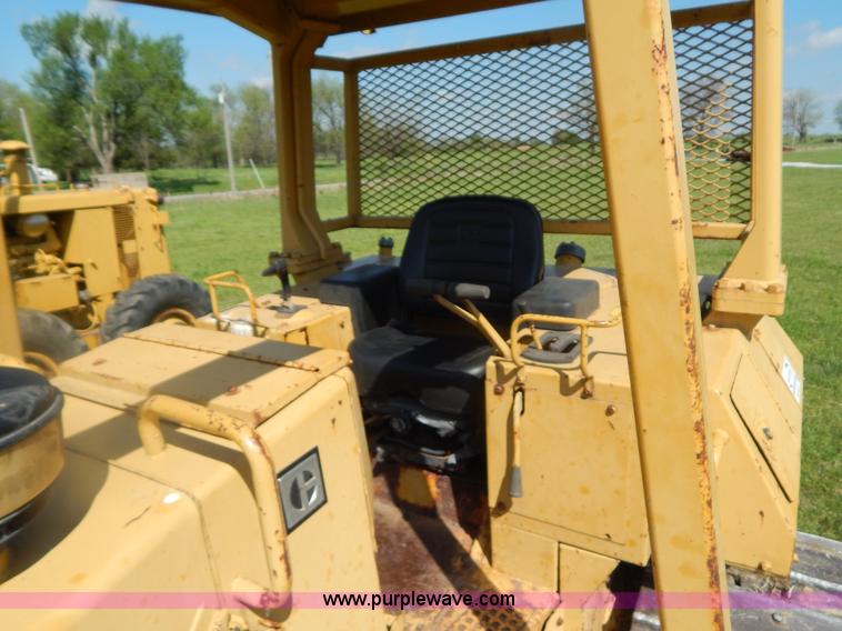 image for item G3160 1986 Caterpillar D5H dozer