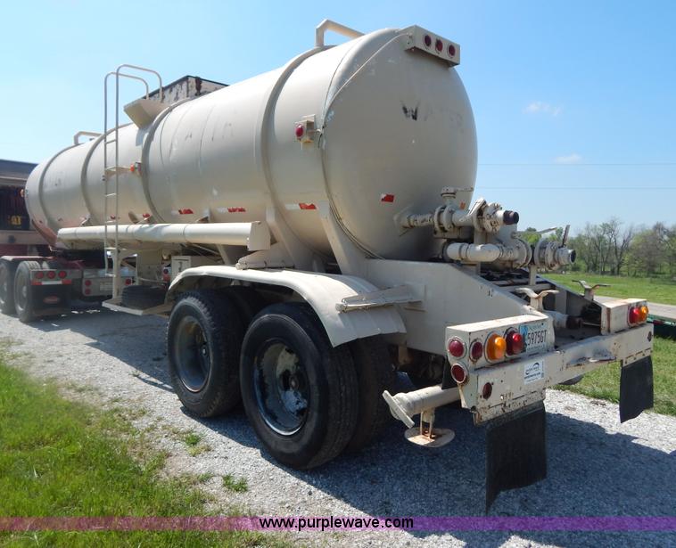 image for item G3162 1969 Gorbet 7,730 gallon water trailer