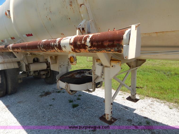 image for item G3162 1969 Gorbet 7,730 gallon water trailer