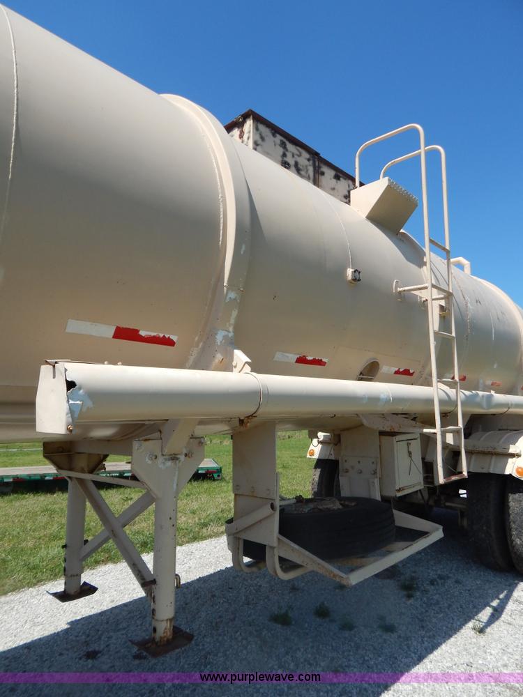 image for item G3162 1969 Gorbet 7,730 gallon water trailer