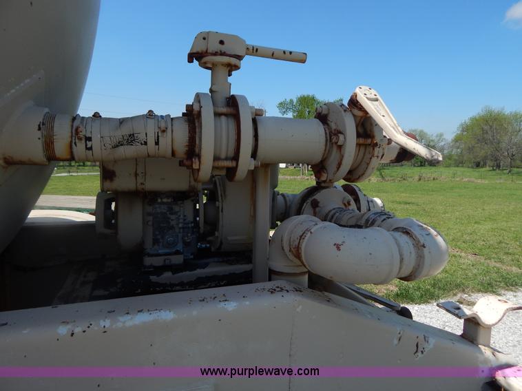 image for item G3162 1969 Gorbet 7,730 gallon water trailer