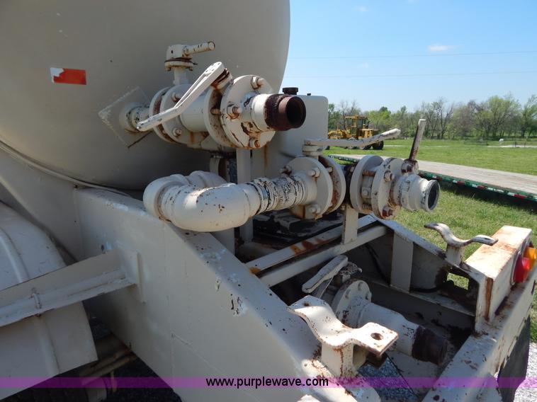 image for item G3162 1969 Gorbet 7,730 gallon water trailer