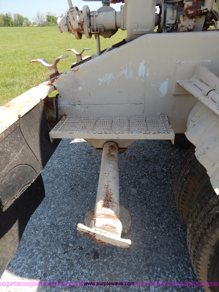 image for item G3162 1969 Gorbet 7,730 gallon water trailer