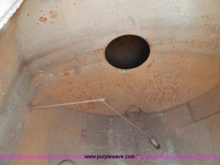 image for item G3162 1969 Gorbet 7,730 gallon water trailer